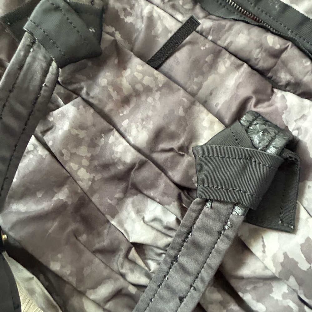 Lululemon Destined for Greatness Duffel
Deep Coal Creekside Camo - Picture 14 of 14
